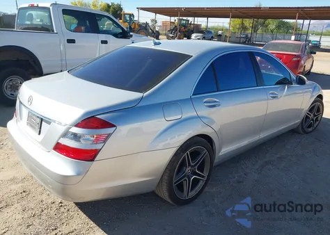 2009 Mercedes-Benz S 550 z USA, uszkodzony, nr VIN WDDNG71X69A280042